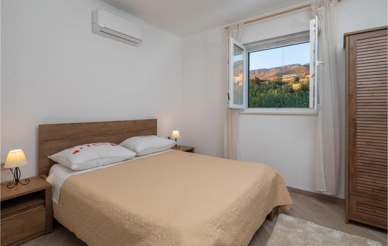 Cozy Home In Zrnovnica With Wifi ภายนอก รูปภาพ
