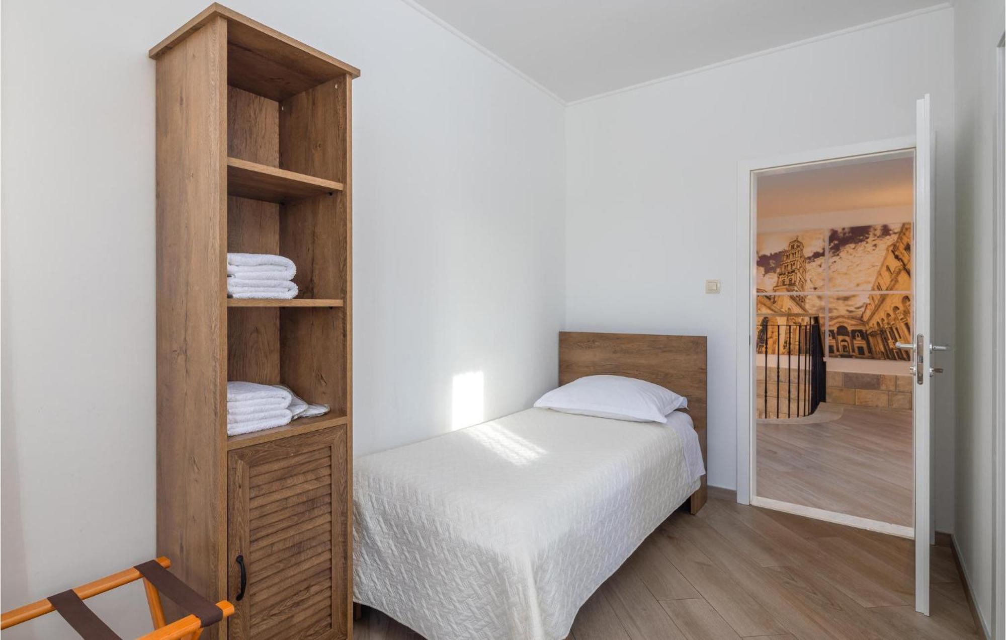Cozy Home In Zrnovnica With Wifi ภายนอก รูปภาพ