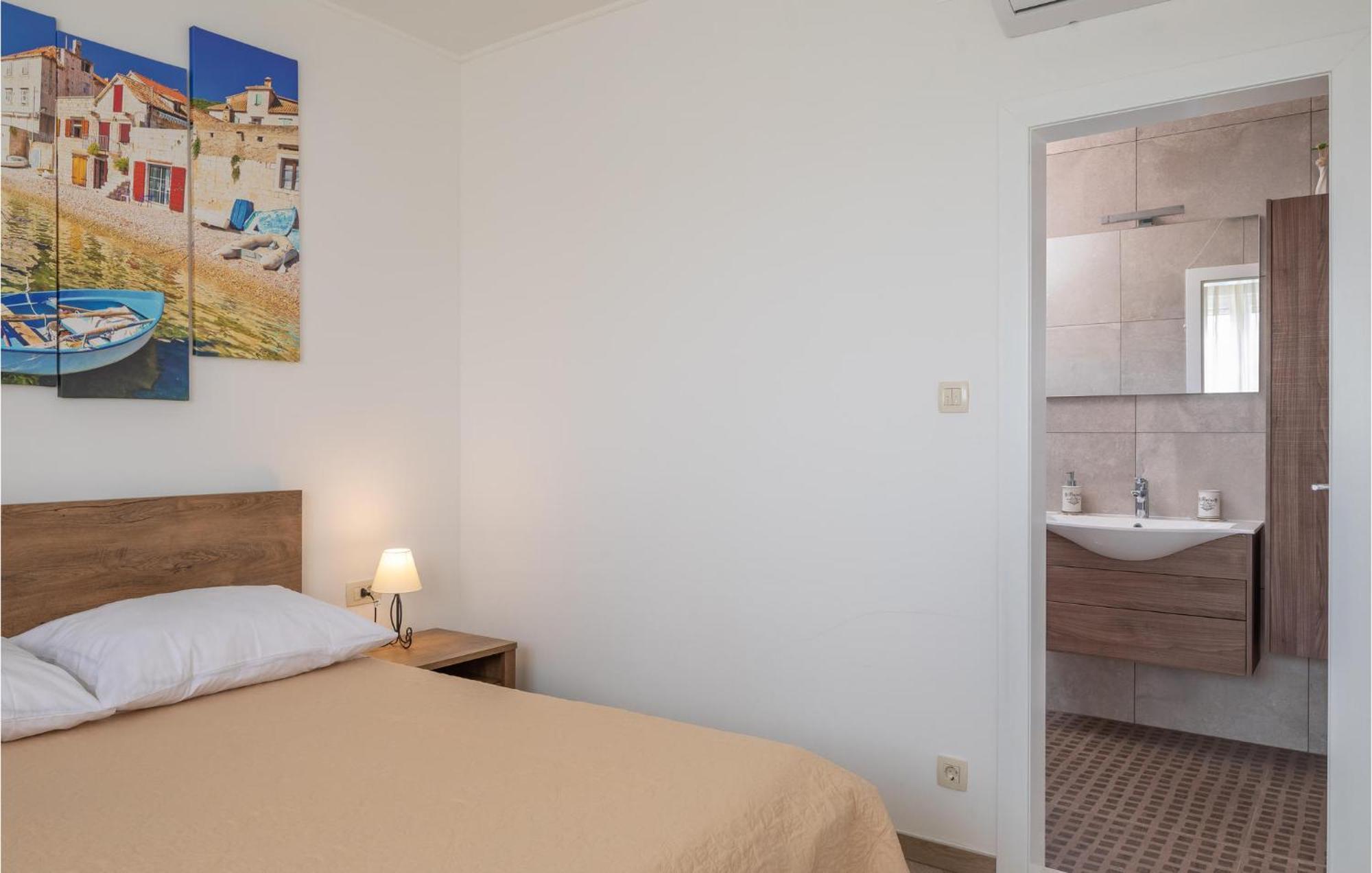 Cozy Home In Zrnovnica With Wifi ภายนอก รูปภาพ