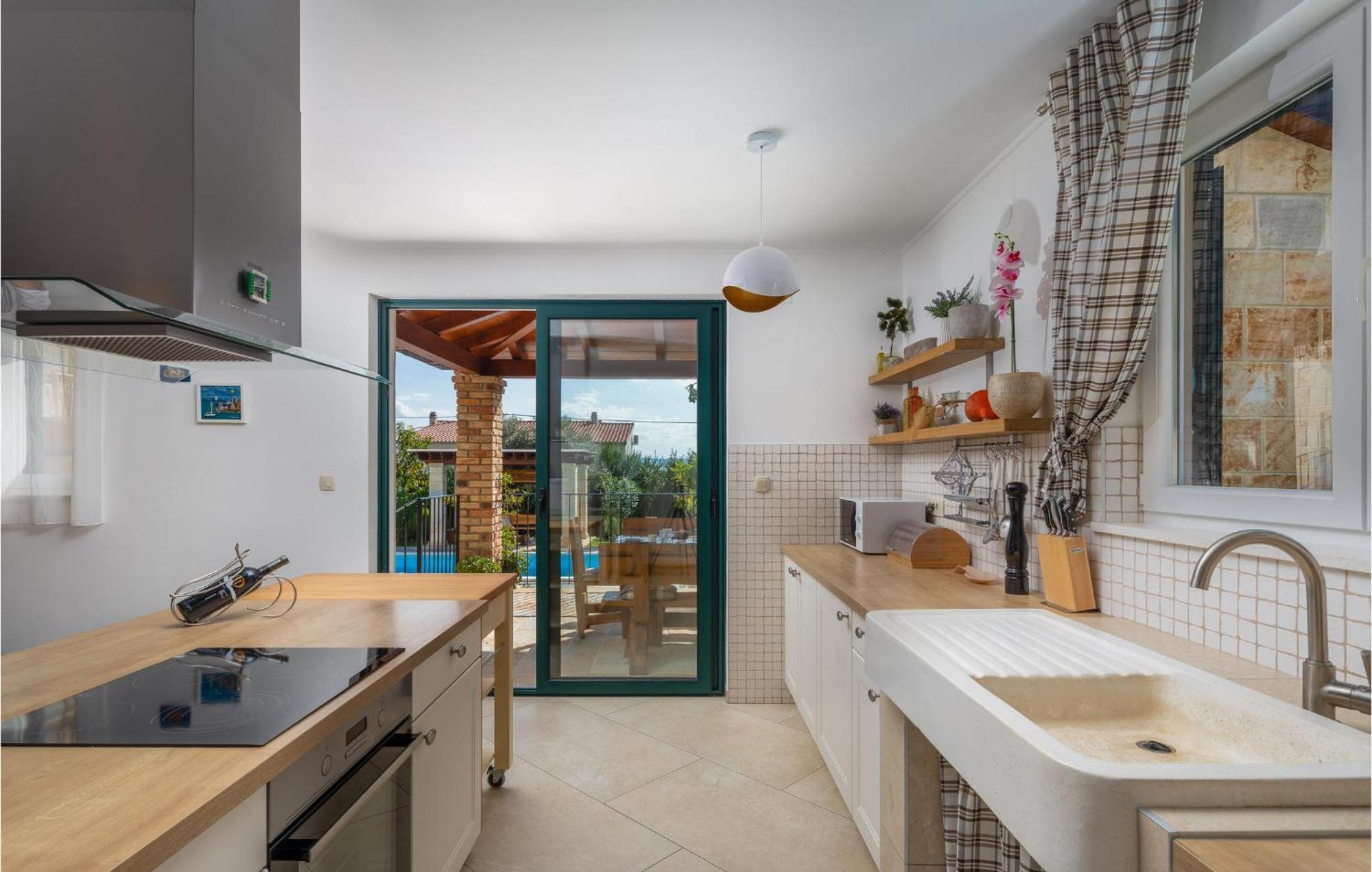 Cozy Home In Zrnovnica With Wifi ภายนอก รูปภาพ