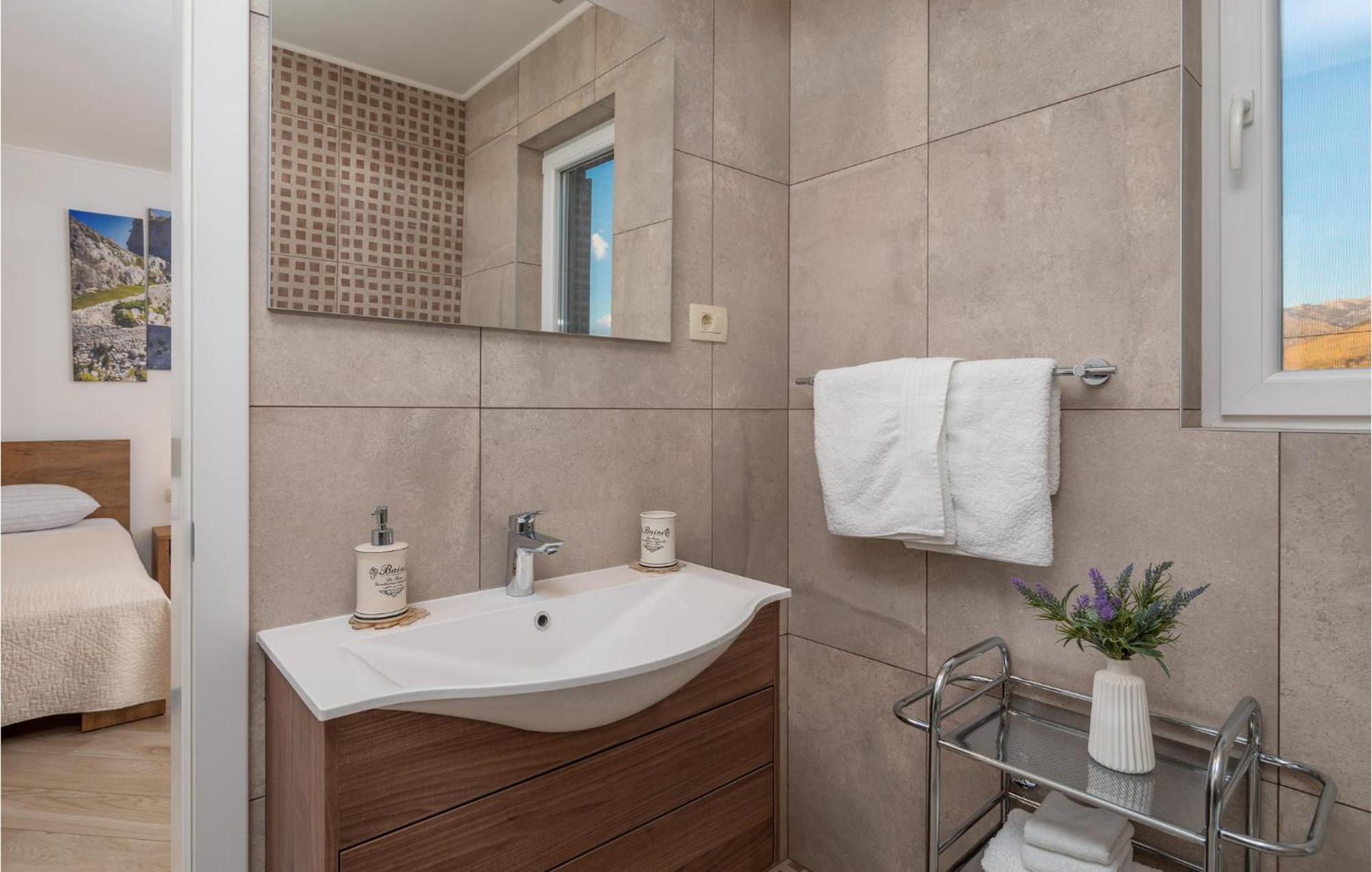 Cozy Home In Zrnovnica With Wifi ภายนอก รูปภาพ
