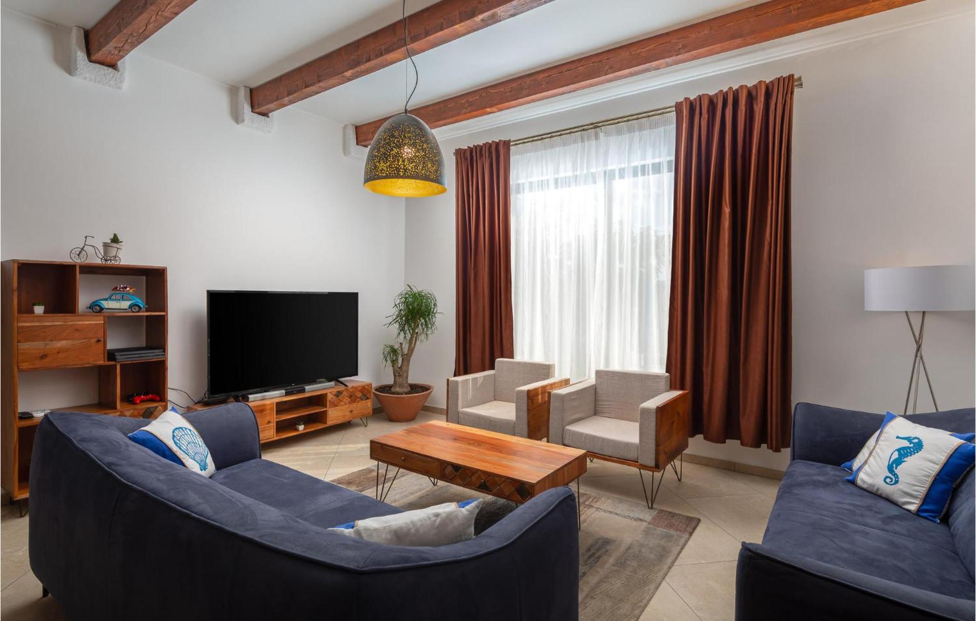Cozy Home In Zrnovnica With Wifi ภายนอก รูปภาพ