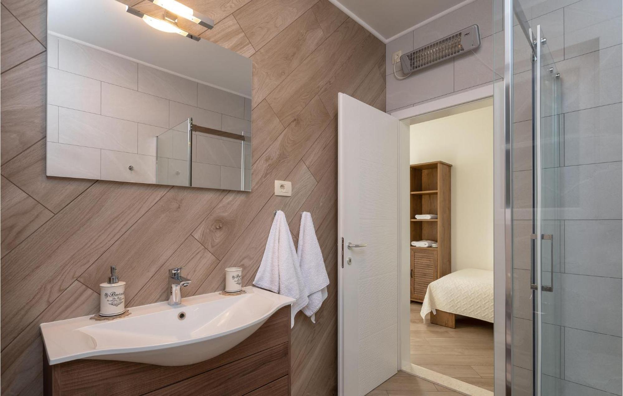 Cozy Home In Zrnovnica With Wifi ภายนอก รูปภาพ