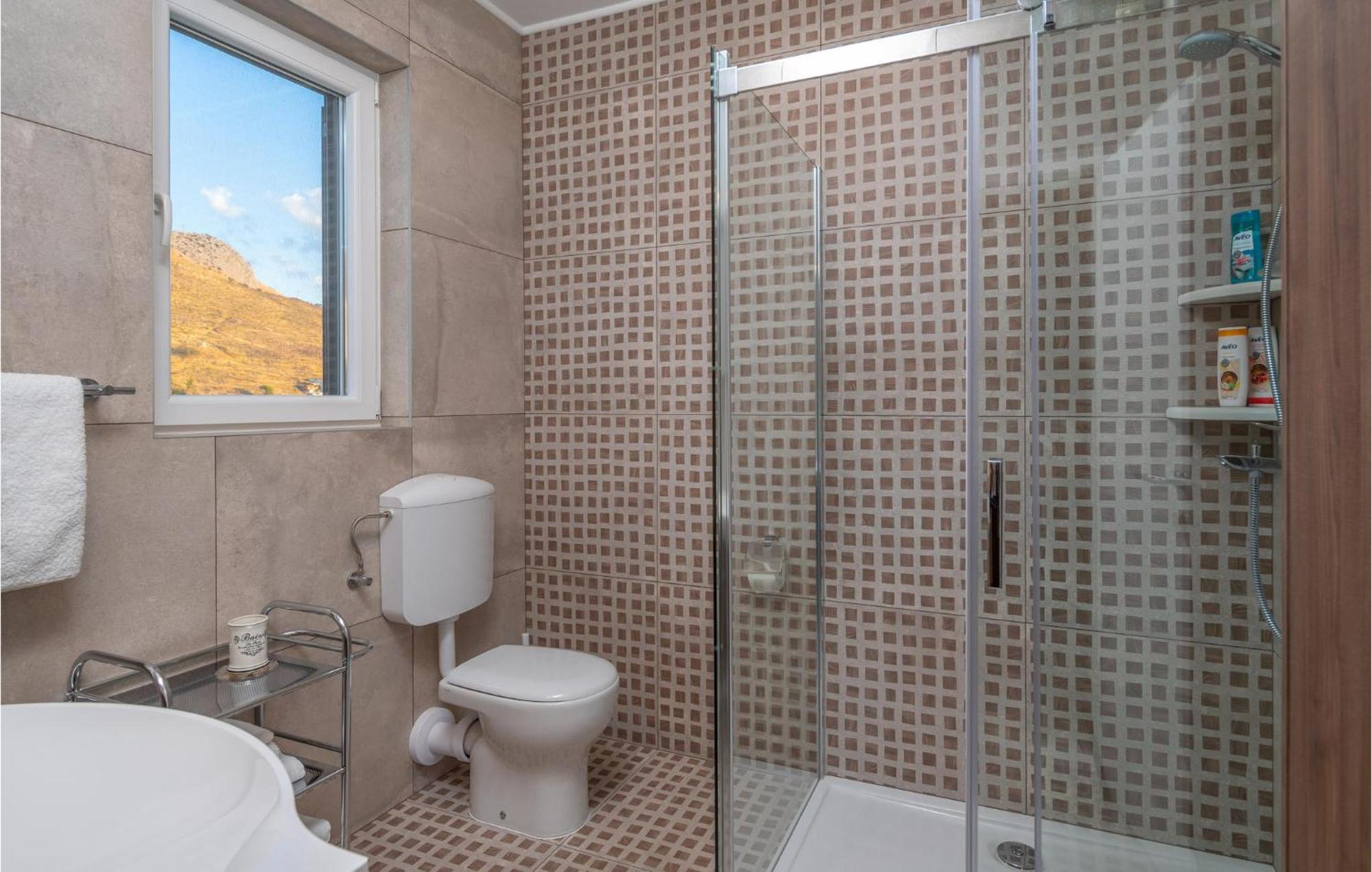 Cozy Home In Zrnovnica With Wifi ภายนอก รูปภาพ