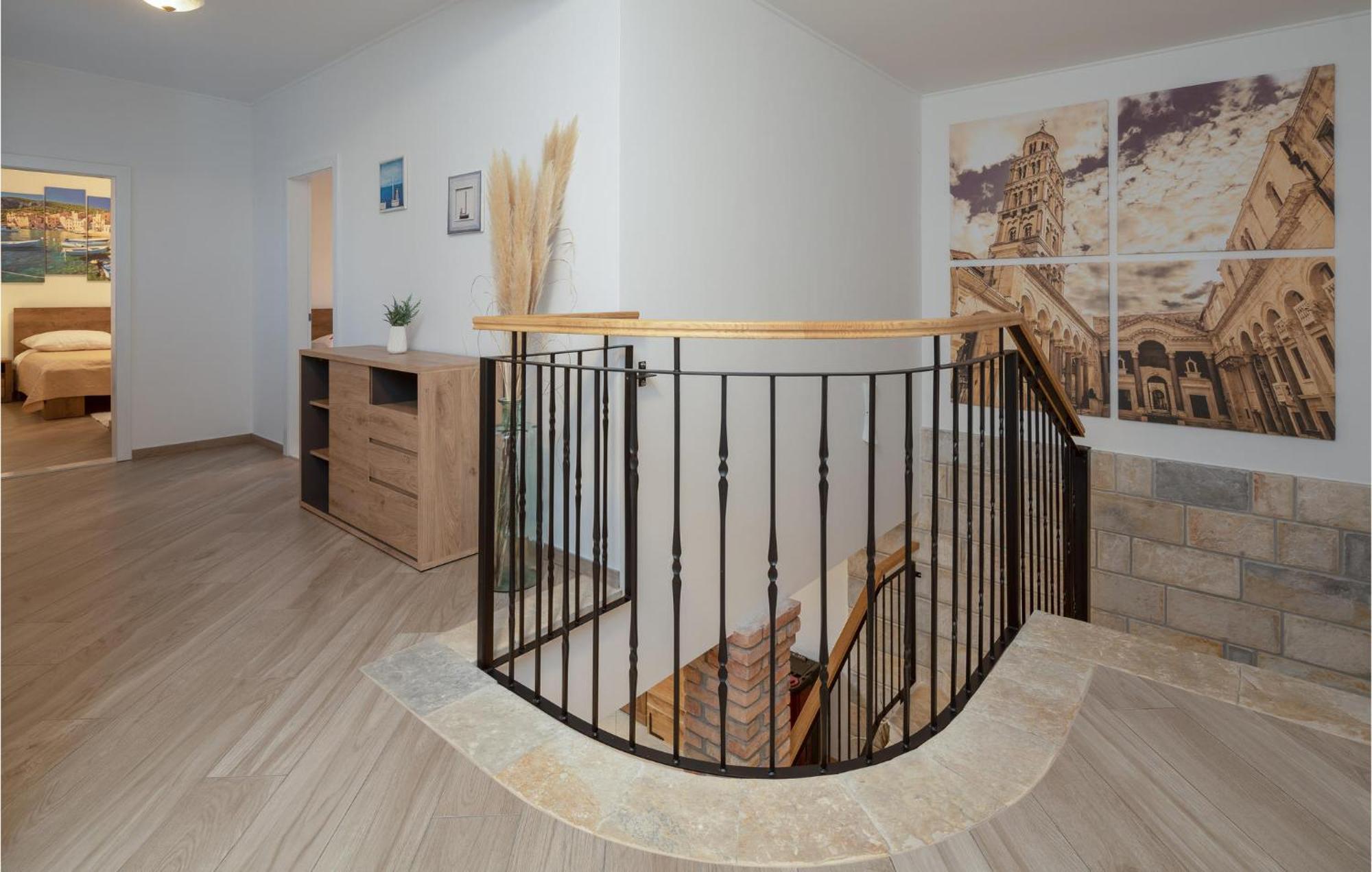 Cozy Home In Zrnovnica With Wifi ภายนอก รูปภาพ