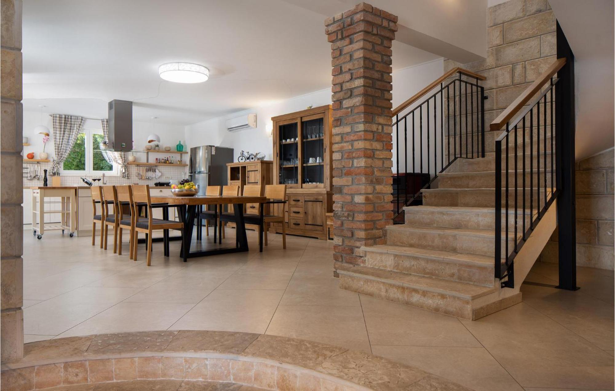 Cozy Home In Zrnovnica With Wifi ภายนอก รูปภาพ
