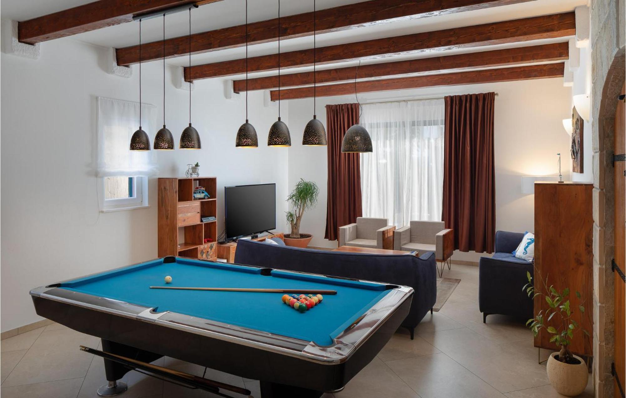 Cozy Home In Zrnovnica With Wifi ภายนอก รูปภาพ