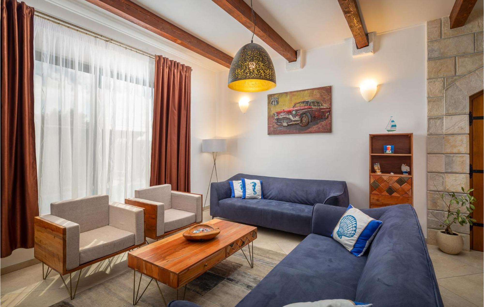 Cozy Home In Zrnovnica With Wifi ภายนอก รูปภาพ