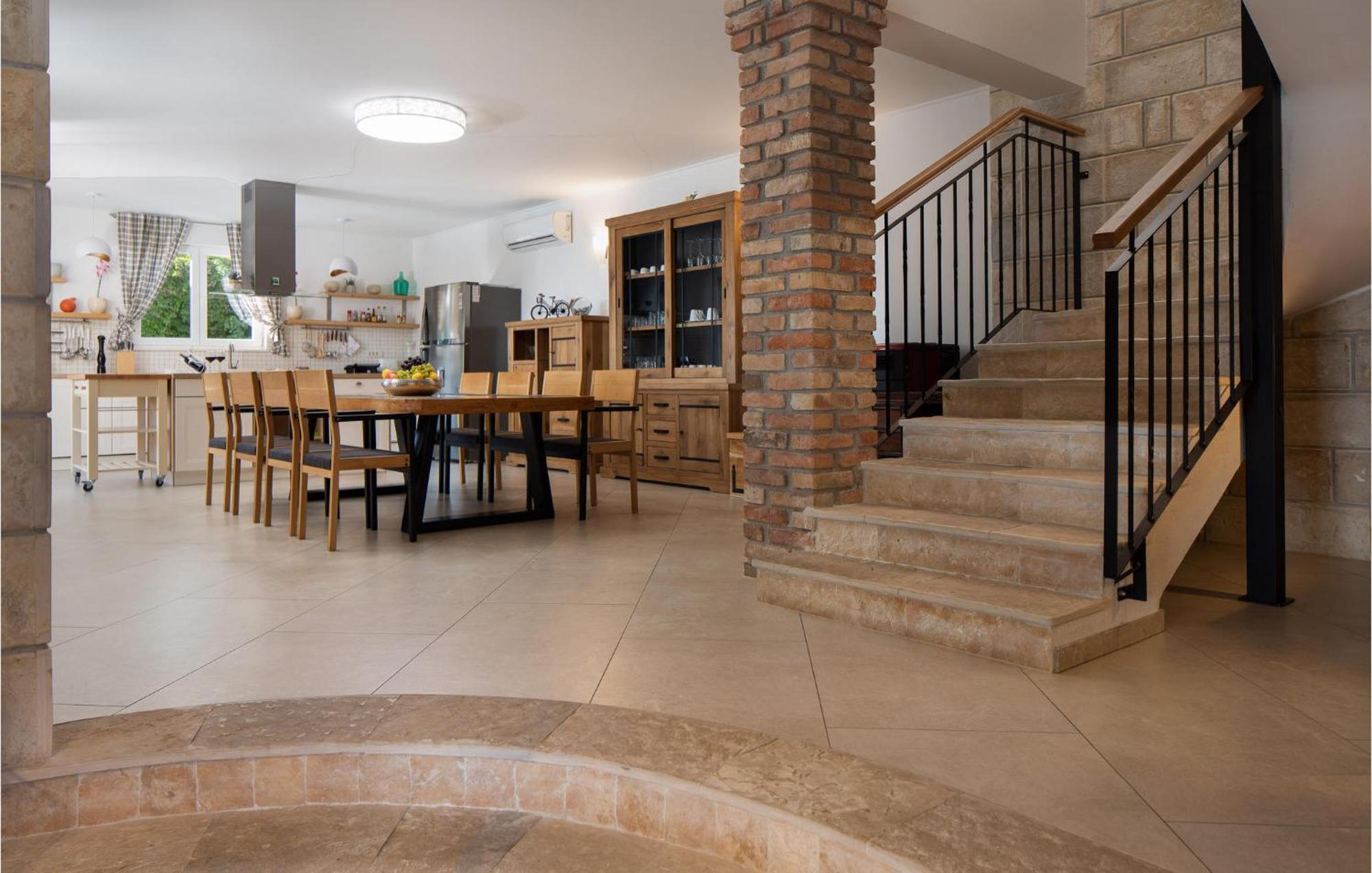 Cozy Home In Zrnovnica With Wifi ภายนอก รูปภาพ